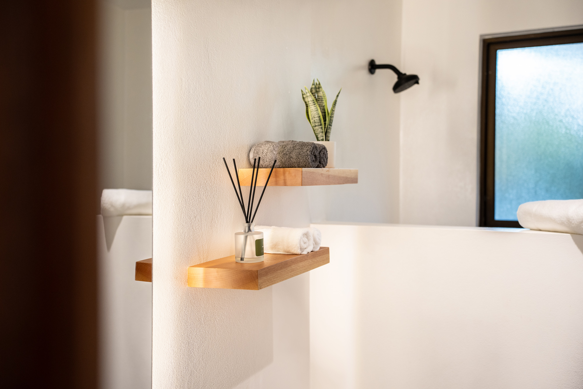 Serena villa bathroom shelves with diffuser